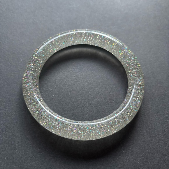 🌈 Silver Glitter Acrylic Bangle Bracelet - Picture 2 of 7